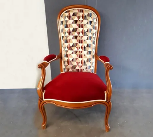 Fauteuil ancien restauré en velours rouge et tissu géométrique par L’Atelier de Lolie