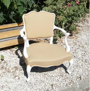Fauteuil ancien beige et blanc en velours avant restauration
