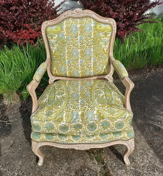 Fauteuil ancien retapissé d’un tissu floral jaune et vert